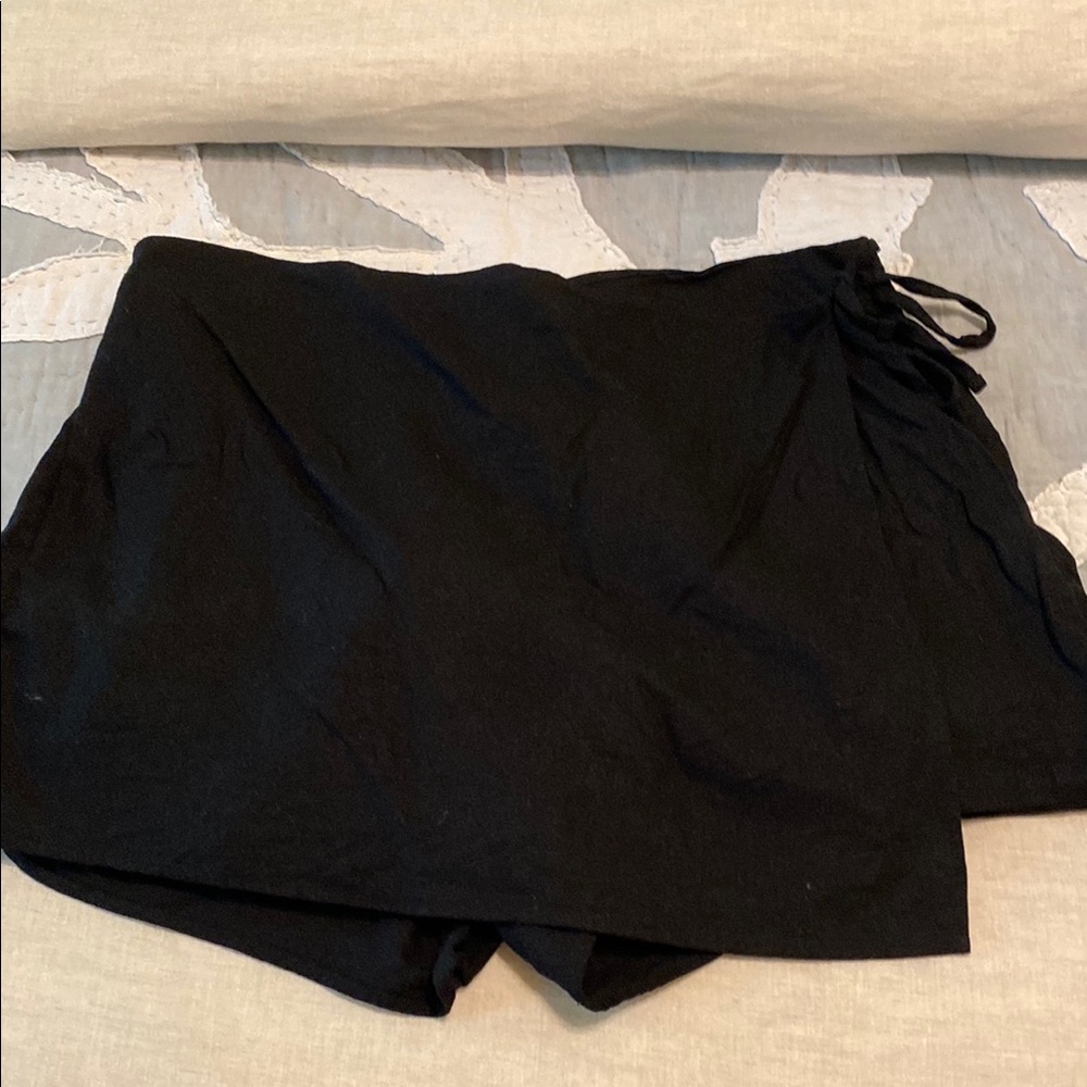 Black linen bend skort